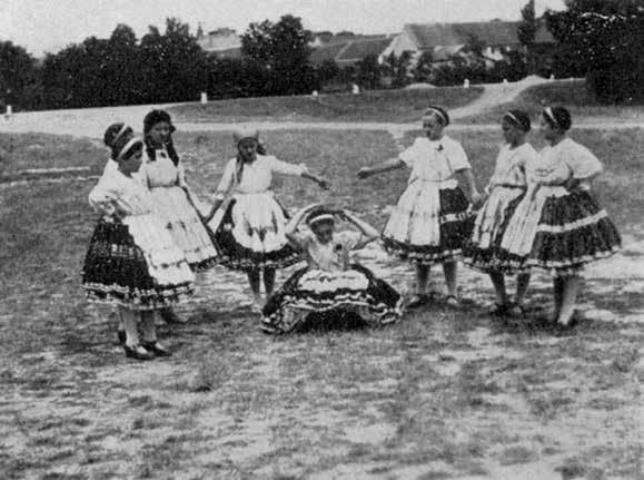 Fehér liliomszál 4. kép. Fésülködjél meg szépen. Fehér liliomszál Decs, Tolna vm.