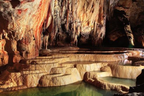 37. ábra: Szlovák Karszt Nemzeti Park Domicai barlang kelyhe (az 1440-es évekből), a legszebb magyar gótikus kehely, aranyozott ezüstből készült alakokkal, domborműves medaillonokkal és