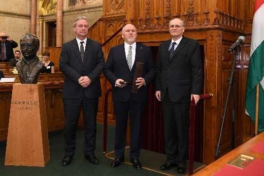 A Kuratórium döntése alapján In Memoriam Gábor Dénes elismerésben részesült Árokszállási Laura tanárnő, Gábor Dénes szellemi örökségének ápolásában betöltött