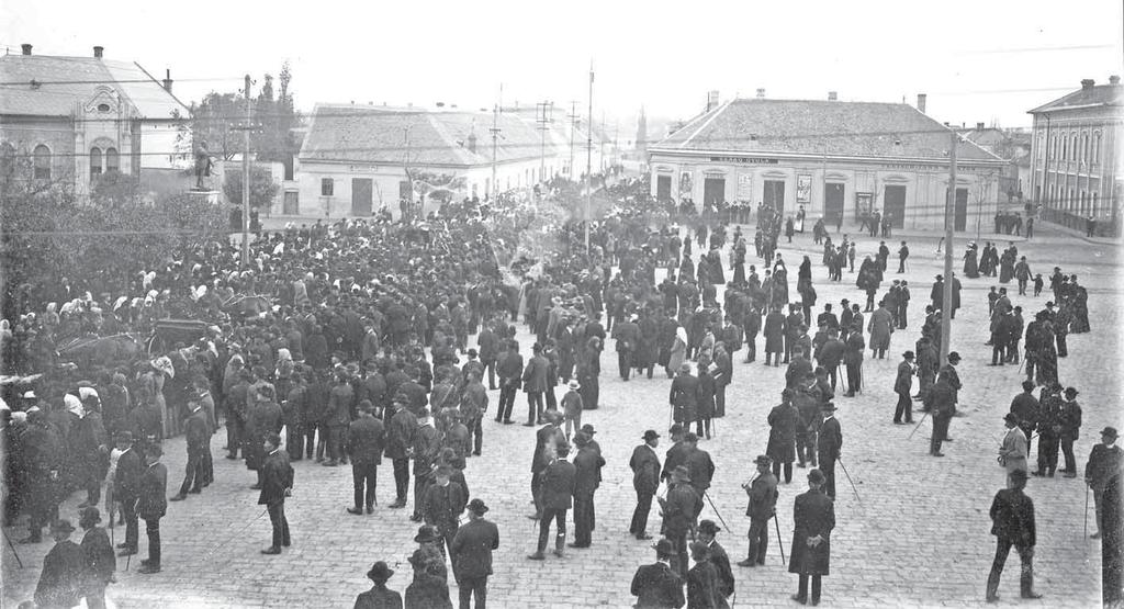b 59. A Szabadság téri két bérház látképe a toronyból 1968-ban. c 60. A Kecskeméti út főtéri torkolata a városháza felől 1910 körül.