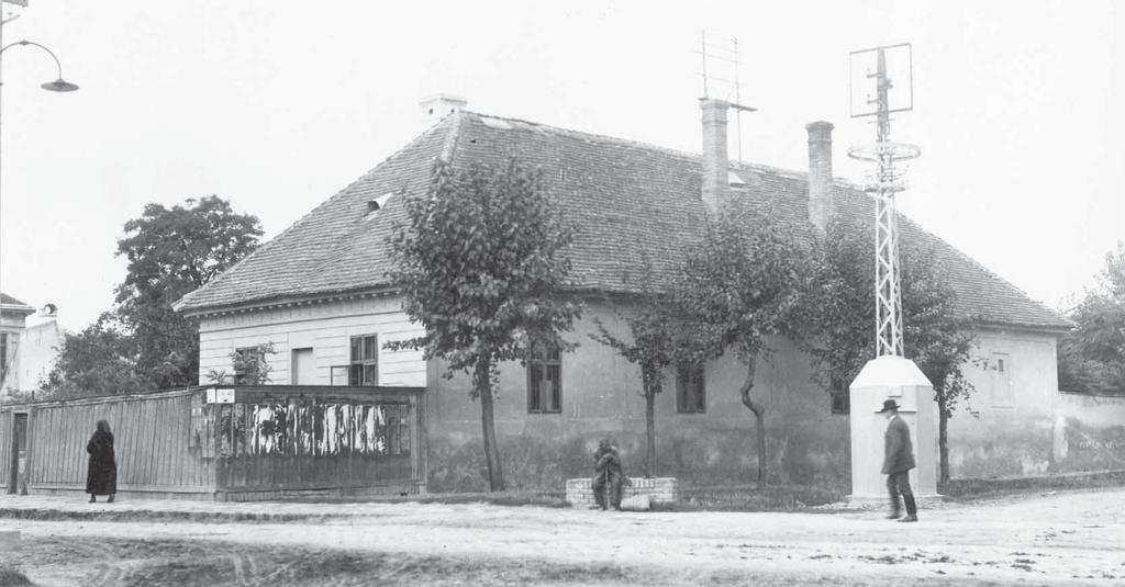 Kecskeméti út közepén állt. d 74. A Kecskeméti út és Rákóczi utca sarkán állt dr.