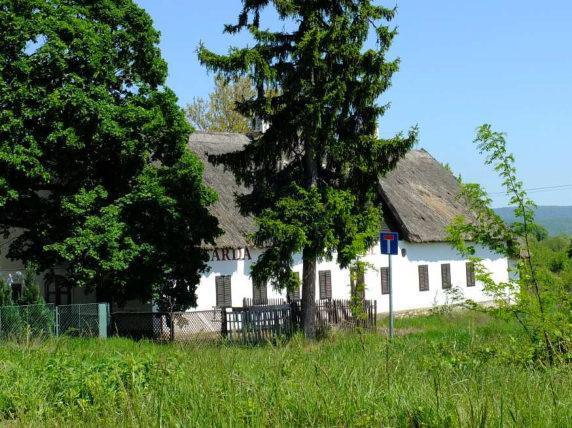Balra: Az Alsó Fekete-kastély melléképülete dél felől Az Ady Endre utca és a Kossuth Lajos utca találkozásánál van a