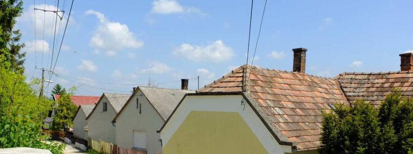 Az előkertek esetében a kialakult előkert nélküli, utcafrontos beépítés és az 1-2 m-es vagy 1-4 m között változó