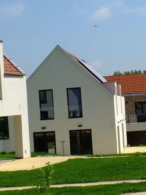 A községben a kerékpáros centrum római katolikus templom melletti épülete jó példa a műemléki környezetben való építkezéshez.