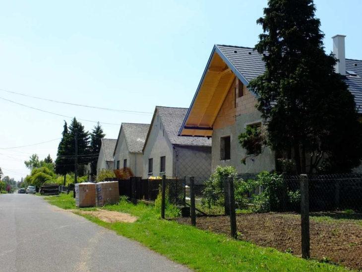 A tető hasznosított vagy potenciális alapterület bővítést: tetőteret rejt.