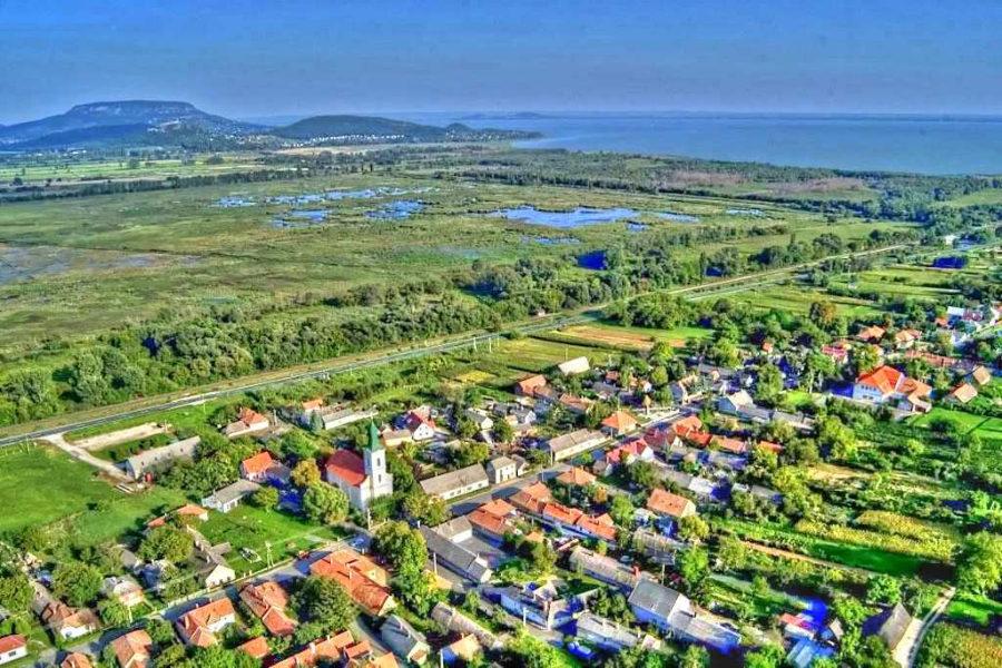 BEÉPÍTÉSRE NEM SZÁNT TERÜLETEK Balatonederics tájképvédelmi jelentőségű területe a beépítésre nem szánt területen lévő hegylábnál fekvő Újhegy és Öreghegy területe.