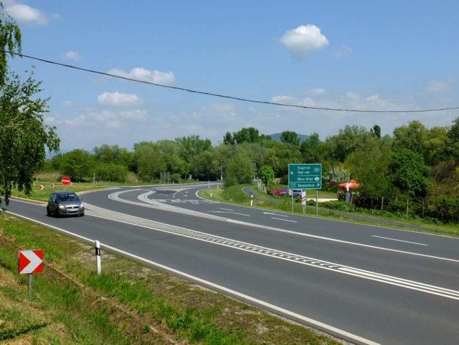 Az új településrészeken alakítsunk ki ún. esőkerteket, amelyek képesek a lehulló csapadékot megtartani, emellett esztétikus látványt is nyújtanak.