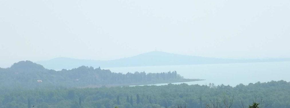 BALATONEDERICS BEMUTATÁSA 2 Balatonederics a Balaton északi partján, Veszprém megye délnyugati szegletében, a Keszthelyi-hegység keleti oldalán terül el, a Balatonszentgyörgy-Keszthely-Tapolca