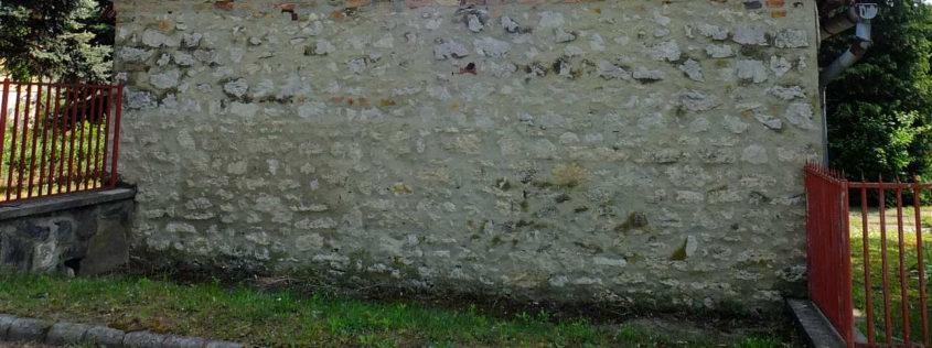 alkalmazva, kovácsoltvas elemekkel elegyítve harmonikus képet ad az utcán