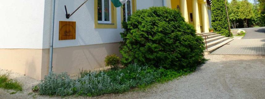 A nemrég felújított iskola kertje, fából készült belső fedett átmeneti tere is
