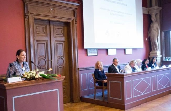 Dr. Vass László a Magyar Rektori Konferencia Magánintézmények Tagozatának elnöke köszöntőjében kiemelte, hogy a Nemzeti alaptanterv készítése alkalmas pillanat az alternatív vitarendezés oktatásának
