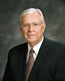 Russell Ballard elder a Tizenkét Apostol Kvórumából Vö.