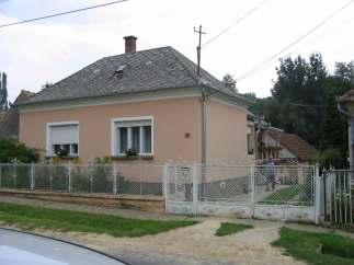 Az épületek között még találunk két vagy három osztatú alaprajzot, utcára merőleges gerincű tetővel, hagyományos cserépfedéssel, oromfalon egy vagy két ablakkal, díszes szellőző lyukkal.