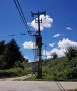 Különösen zavaróak az elektromos hálózatelosztó tornyok, oszloptrafók, amelyek az utak mellett állva minden településképbe belógnak.