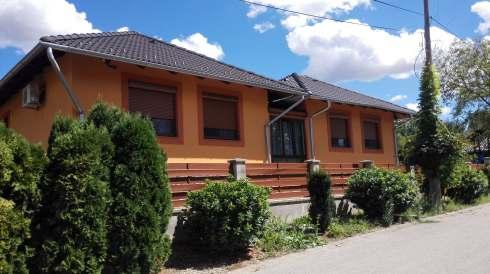 Az ikerszerűen egy üvegezett közlekedővel