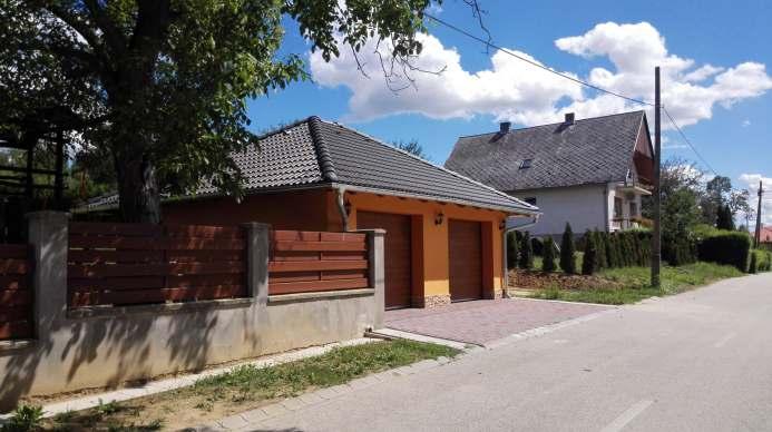 arányú épülettel kapcsolódik, még az utcára nyitás
