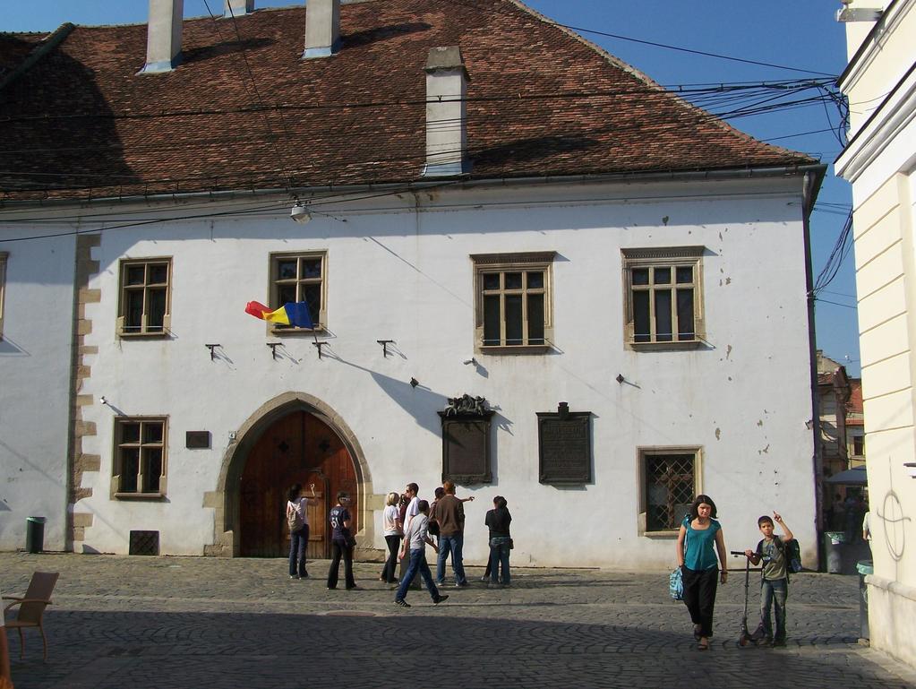 Itt áll Kós Károly híres Monostori úti református temploma, a híres kakasos templom. Az 1960-as évek felújítását még Kós Károly maga irányította, a restaurátori javaslatot hallhattuk.
