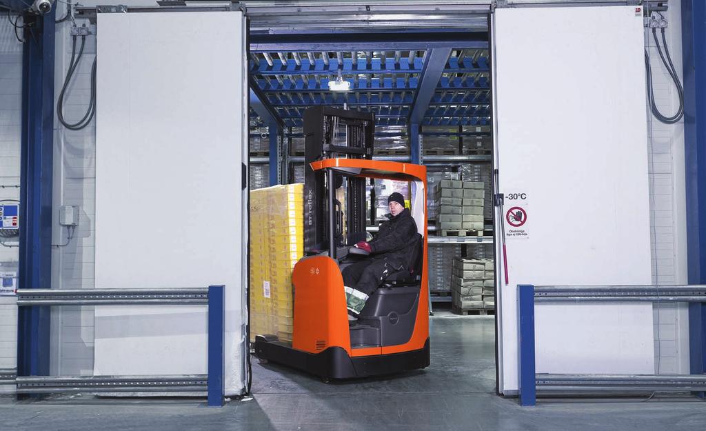 4 TOYOTA MATERIAL HANDLING ALAPJAIBAN ÚJ TECHNOLÓGIA A TOYOTÁTÓL 5 KIVÁLÓ TECHNOLÓGIA A MAXIMÁLIS HATÉKONYSÁG JEGYÉBEN Beltéri töltést lehetővé tévő lítiumion-akkumulátorok Hideg környezetben komoly