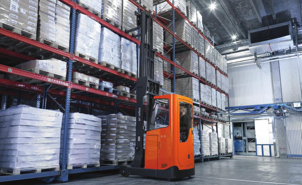 6 TOYOTA MATERIAL HANDLING ALAPJAIBAN ÚJ TECHNOLÓGIA A TOYOTÁTÓL 7 A DOLGOZÓK MUNKAKÖRÜL- MÉNYEINEK JAVÍTÁSA Kényelmes munkakörnyezet A Toyota széles választékban kínál fűtött fülkével ellátott