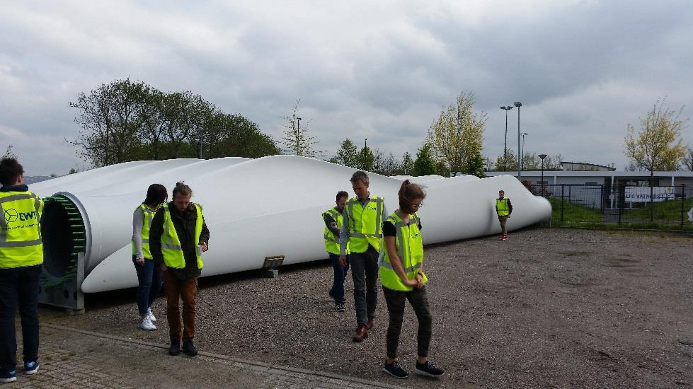 kép) 4. kép: a baloldali képen én vagyok látható terep-munka közben.