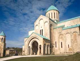A látnivalók többsége a város központjában található, a Kura folyó partján. A Narikala erőd falairól lélegzetelállító panoráma nyílik a környékre.