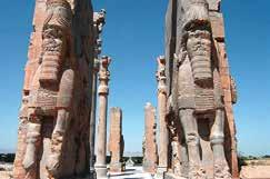 Megtekintjük a Narenjestan kertet, a Nasir ol Molk mecsetet, amely Shiraz egyik legszebb mecsete, valamint kívülről megnézzük Cheragh sah szentélyét. Vacsora, szállás Shirazban. 3.