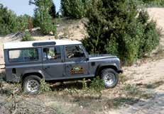 Mindjárt jobban hangzik, ha kiderül, hogy az autó egy valódi Land Rover Defender, számos expedíció szállítója, segítője, technikai bázisa.