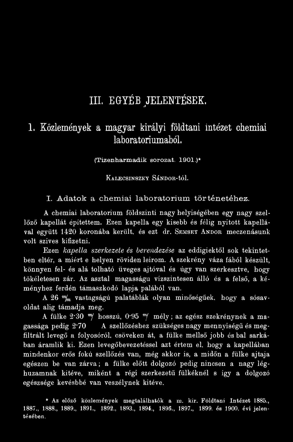 A szekrény váza fából készült, könnyen fel- és alá tolható üveges ajtóval és úgy van szerkesztve, hogy tökéletesen zár.