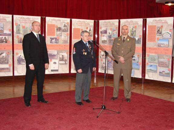 Majd a 2008-ban bemutatott, és azóta több helyen is felállított, a Magyar ejtıernyızés 90 évét felölelı vándorkiállítás elıkészítésében.