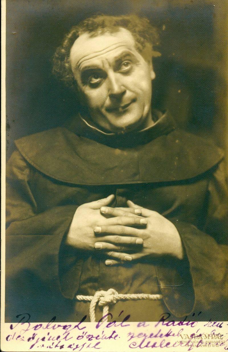 10. Maleczky Oszkár: Eredeti fényképfelvétel dedikációjával és aláírásával Hely nélkül, 1938. október 23. Lila tinta. 135x85 mm Korábban felragasztva, egyébként jó állapotban.