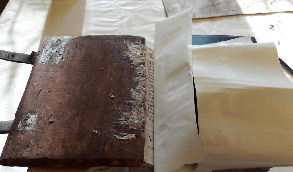 A könyvlapokhoz hasonló színű Ingres papírból pótoltam az előzékeket.