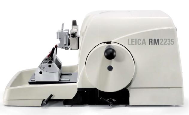 Még mindig tartós, megnövelt precizitású és kényelmes, mint ezelőtt még soha: Leica RM2235 A tartósság alapvető fontosságú egy manuális mikrotóm esetében és a Leica RM2235 képes ennek megfelelően