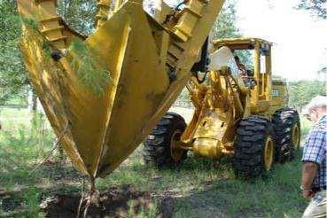 80DL MODELL A Model 80 DL alapkiépítésben electro-szervo szelepekkel és távirányitóval rendelkezik.. A gép a kialakításánál fogva kiválóan applikálható, bármilyen márkájú kerekes rakodóra.