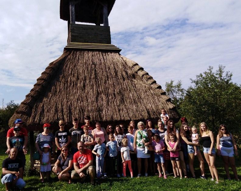 11-én reggel indultunk a Faluház elől, ahonnan a fácánkerti és harci résztvevők autókkal és buszokkal vágtak neki a nem éppen rövid és élményekkel teli útnak.