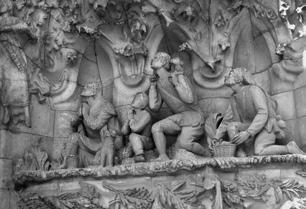 ros aki 1913 és 1921 között spanyol apostoli nuncius volt meglátogatta az épülő templomot, megdöbbent annak szimbolikájától és így szólt Gaudíhoz: Maga az építészet Dantéja.