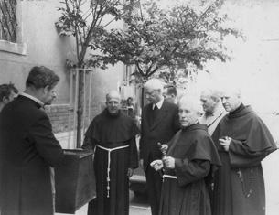 ÉVFORDULÓK Harminc éve helyezték át Kelemen Didák hamvait a Minorita-templomba Isten szolgája, P. Kelemen Didák új koporsója 1980.