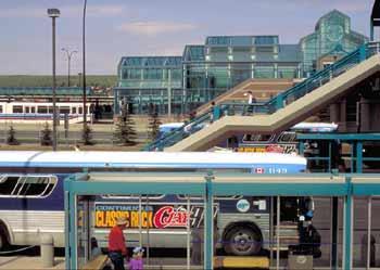 Calgary Kanada Közlekedési csomópont, amely kielégíti mind az egyéni (parkoló és kerékpártároló), mind a közösségi (vasút