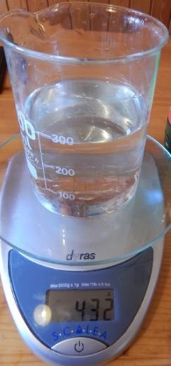 Ügyeljen arra, hogy a test teljes egészében belemerüljön az ismeretlen folyadékba, de ne érjen hozzá a mérőpohárhoz! A mérési elrendezéseket a 2. ábra mutatja.