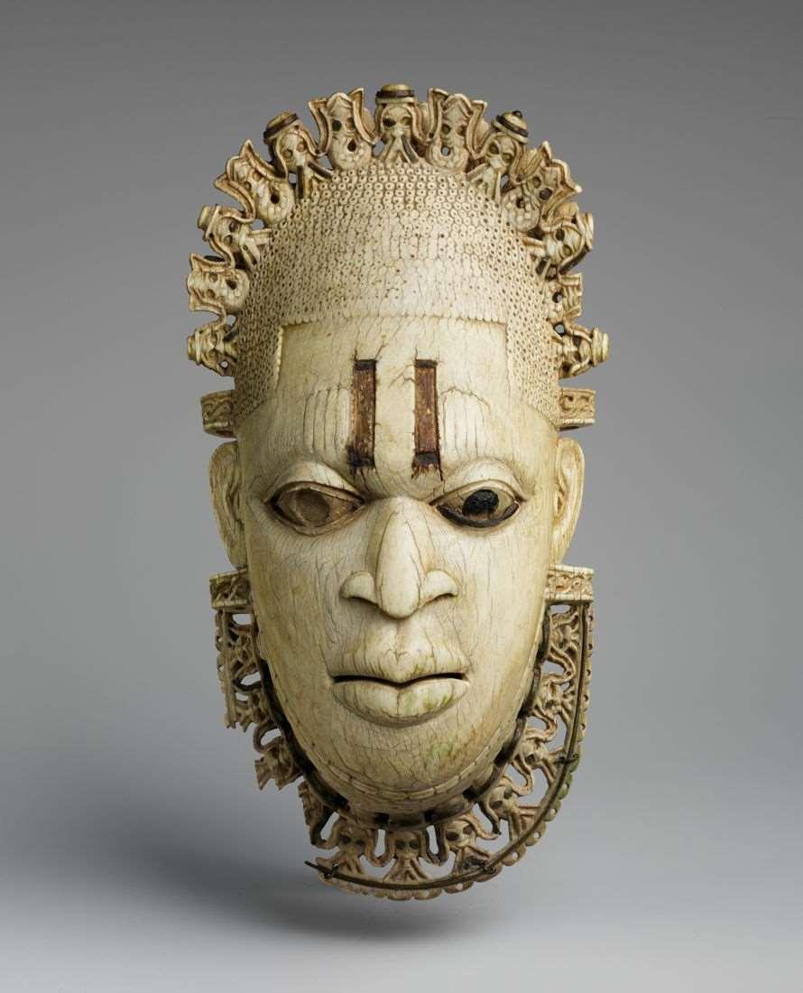 Afrika emlékeztető maszkok: királyok, törzsfők arcát így örökítik meg a maszk fogva tartja a halál pillanatában elszabaduló életerőt - a lelket -, ezt később a törzs életének szolgálatába lehet