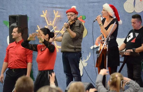 Az első adventi gyertya meggyújtására ünnepi keretek között 2018. december 2-án a Városháza melletti téren került sor.