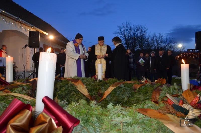 Advent harmadik vasárnapján december 16-án Vargáné Germuska Tünde a Kreatív Klub vezetője és Molnár Zoltán Kertbarátkör elnöke gyújtotta meg az adventi koszorú harmadik gyertyáját a Városháza előtti