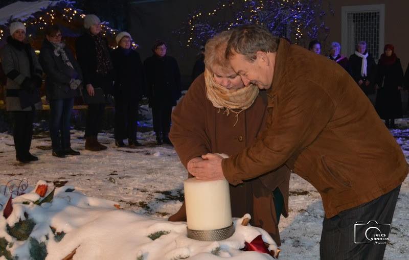 Advent utolsó hétvégéjén december 23-án, a sajóbábonyi Tájház udvarán felállított adventi koszorú negyedik gyertyáján a szeretetet jelképező lángot a helyi egyházak felszentelt képviselői gyújtották