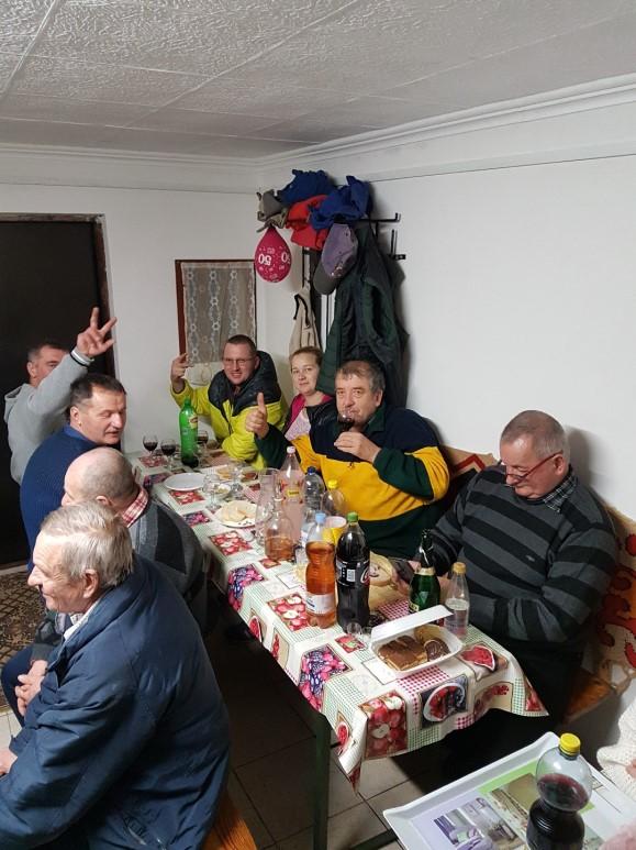Az év utolsó napján Szemán Jánosék pincéjében kertbarát-szilvesztert rendeztünk, 28 fővel családias hangulatban kívántunk egymásnak boldog új évet.