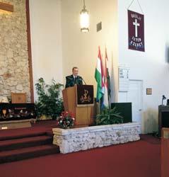 hogyan is fér meg együtt a kettõ ezt kérdeztük tõle Miami Református Templomában, amelyet az amerikai magyarság épített, s harmonikusan ötvözi az egyházi és a világi élet programjait.