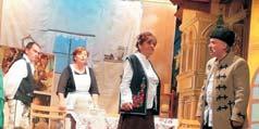 Felpakoltunk és már száguldott is a busz velünk vissza Budapestre, hogy a Gödöllõi Kastély Barokk Színháztermében állítsuk fel nagy izgalommal a díszleteket.