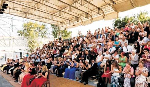 A négyfogásos vacsora közben a Szigetköz Hangjai dalfesztivál nyertesei, Varga Kitti
