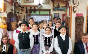 A szépségverseny résztvevõit Joó Géza, a Magyar Világtalálkozó alelnöke és szóvivõje