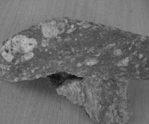 a) Đá phiến thạch anh sericit; b) Đá quarzit Giới Kainozoi, Hệ Đệ Tứ không phân chia (Q) Bao gồm các vật liệu hỗn hợp như tảng, dăm, sạn, sỏi, cát chúng phân bố ở các sườn thấp và