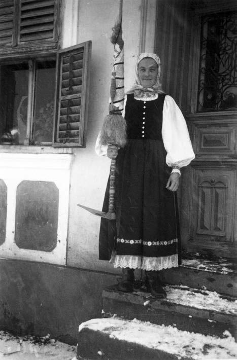 Nagy Olga Szociográfiai szempont a néprajzkutatásban Guzsalyt tartó asszony 1939-ben a Fehér megyei Úrházán (forrás: FORTEPAN/Stuber Andrea) 26 www.muvelodes.net S Lapunk fennállásának 70.