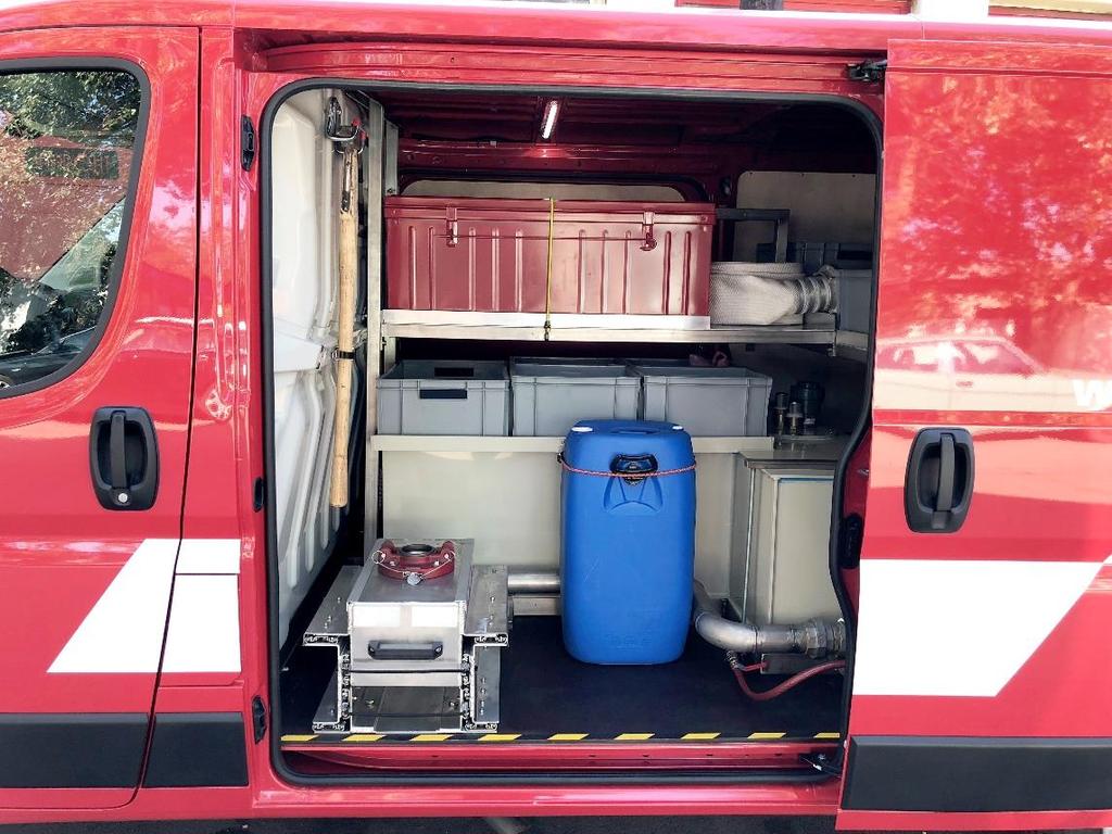 (védőruha, csizma, sisak, kesztyű, mászó öv), valamint egyéb felszerelések: valamint az ACRON Apolló telepíthető hab-víz ágyú, annak talpa, 60 liter habanyag, 1-1 db csapszegvágó.